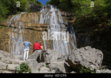 Der Strom des Flusses Herisson mündet in das untere Tal, indem er auf 3 Kilometern etwa 300 Meter springt und den Wasserfall Cascades du Herisson bildet Stockfoto