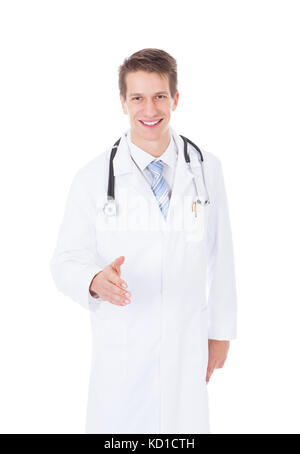 Portrait von glücklichen jungen männlichen Arzt mit Handshake Stockfoto