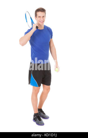 Gerne tennis Spieler mit Schläger und Ball auf weißem Hintergrund Stockfoto