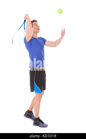 Portrait des jungen Mannes Tennis auf weißem Hintergrund Stockfoto