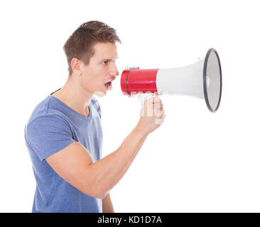 Porträt des jungen Mann schreien über Megaphon Over White Background Stockfoto