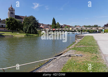 Der Rhone-Rhein-Kanal in Dole. Diese bedeutende Wasserstraße Frankreichs verbindet Rhein und Rhone und damit Nordsee und Mittelmeer Stockfoto