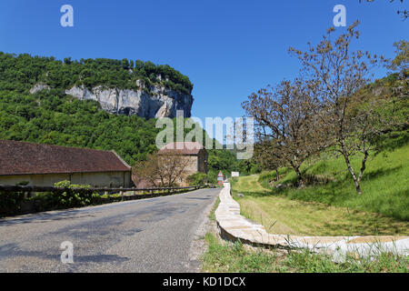 Das Dorf Baume-les-Messieurs liegt innerhalb der größten der Steephead Täler des Jura Böschung, die "Reculee de Baume", Kalkstein c Stockfoto