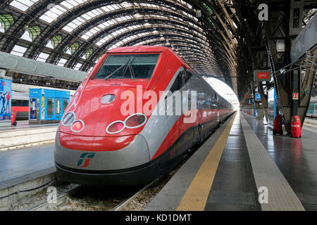 Trenitalia, Weingut Frecciarossa Hochgeschwindigkeitszug bereit, die für die Aufbringung auf dem Hauptbahnhof von Mailand, Mailand, Italien Stockfoto