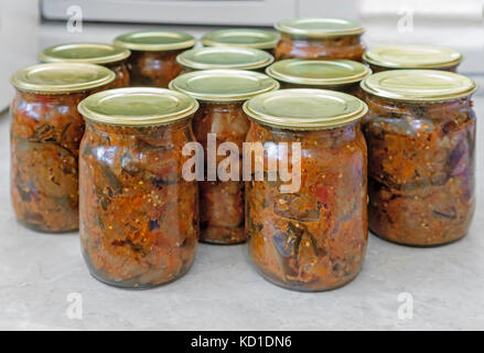 Eine Vielzahl von Gemüsekonserven in Gläsern. Stockfoto