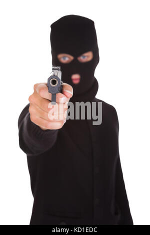 Portrait von ein Einbrecher mit balaclava Hand Waffe auf weißem Hintergrund Stockfoto