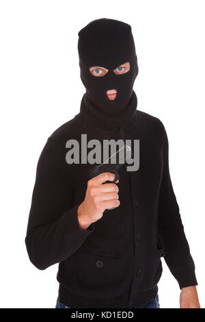 Portrait von ein Einbrecher mit balaclava Hand Waffe auf weißem Hintergrund Stockfoto