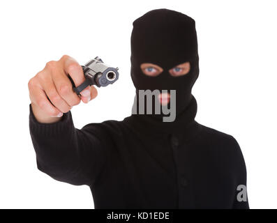 Portrait von ein Einbrecher mit balaclava Hand Waffe auf weißem Hintergrund Stockfoto