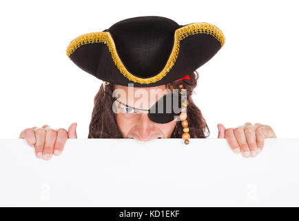 Angry pirate Holding leere Plakette im Mund auf weißem Hintergrund Stockfoto