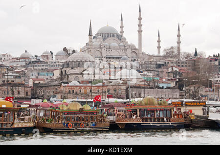 Ferry Terminal in Istanbul, Türkei mit der Sultan Ahmet Moschee im Hintergrund Stockfoto