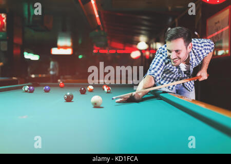 Hansome Mann spielen Pool Bar allein Stockfoto