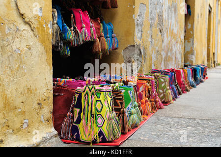 Straße mit hand Stall, Souvenirs, Farbe umhängetaschen, von cartageny, Kolumbien, Südamerika Stockfoto