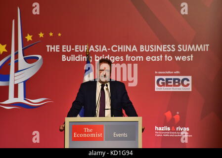 Athen, Griechenland. 09 Okt, 2017. stergios pitsiorlas, stellvertretender Minister für Wirtschaft und Entwicklung Griechenlands, während seiner Rede in der EU - Eurasien - China Business Summit. Credit: sonia brandolone/Pacific Press/alamy leben Nachrichten Stockfoto