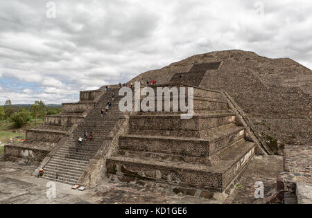 Mai 15, 2014 Teotihuacan, Mexiko: Touristen klettern die Stufen der Pyramide des Mondes an der teotihuacan Archäologischer Park Stockfoto