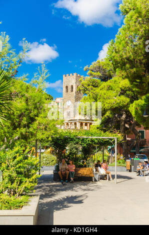 Die Menschen sich in der Piazza Giuseppe Garibaldi in der Nähe der Kirche von San Giovanni Battista Monterosso al Mare Italien Stockfoto