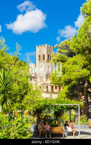 Die Menschen sich in der Piazza Giuseppe Garibaldi in der Nähe der Kirche von San Giovanni Battista Monterosso al Mare Italien Stockfoto