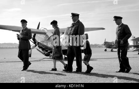 Menschen kleiden sich in Periode Uniform in Duxford die Schlacht um England Air Show mit einem 1938 Westland Lysander im Hintergrund Stockfoto