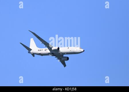 Die Boeing P-8 Poseidon Marine Flugzeug fliegt in San Francisco Fleet Week Airshow Stockfoto