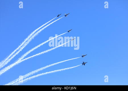 Blue Angels in San Francisco Fleet Week Airshow Fly Stockfoto