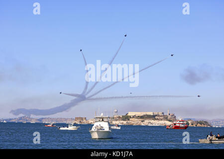 Navy Blue Angels in Delta brechen aus Bildung über Alcatraz, San Francisco Bay Area während der Flotte Woche Airshow 2017 Fliegen Stockfoto