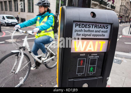 Zeichen warten, beleuchtet auf Zebrastreifen für einen Zyklus Lane, London, UK Stockfoto