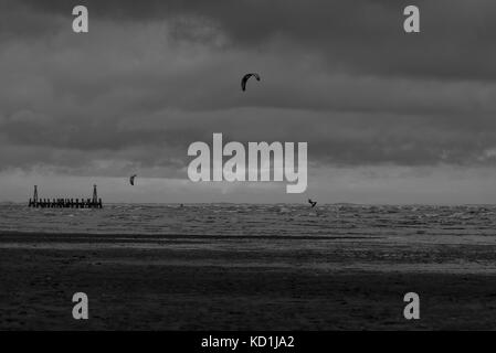 Kite Surfer trotzen der Kälte auf St Annes Strand. Lancashire credit Lee ramsden/alamy Stockfoto