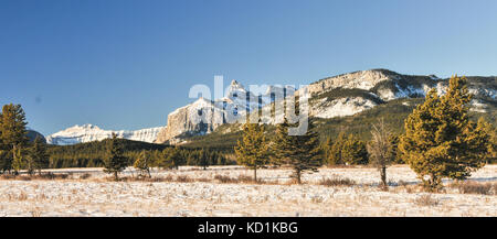 Snowy Mountains in Kanada. Malerische Winterlandschaft Stockfoto