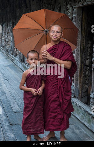 Mönche bei Shwenandaw Kloster in Mandalay, Myanmar Stockfoto