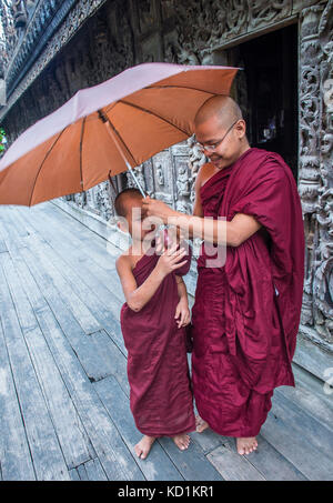 Mönche bei Shwenandaw Kloster in Mandalay, Myanmar Stockfoto