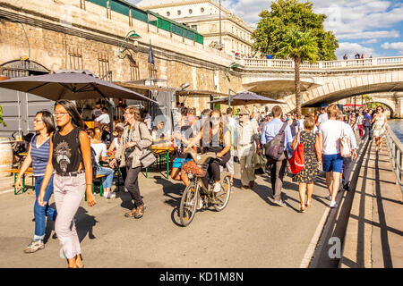 Menschen Entspannung und Wahrnehmung durch die Ufer der Seine in Paris Plages an einem schönen Sommernachmittag in Paris, Frankreich. Stockfoto