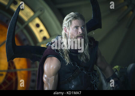 Thor: Ragnarok ist ein anstehenden amerikanischen Superhelden-Film basiert auf den Marvel Comics Charakter Thor, von Marvel Studios produziert und vertrieben von Walt Disney Studios Motion Pictures.  Dieses Foto ist nur zu redaktionellen Zwecken und unterliegen dem Copyright von der Filmgesellschaft und/oder der Fotograf von dem Film oder der Firma zugeordnet und kann nur durch Veröffentlichungen im Zusammenhang mit der Förderung der oben genannten Film reproduziert werden. Eine obligatorische Gutschrift auf die Filmgesellschaft ist erforderlich. Der Fotograf sollte auch angerechnet werden, wenn bekannt. Stockfoto