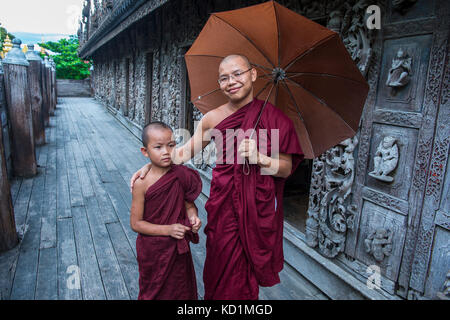 Mönche bei Shwenandaw Kloster in Mandalay, Myanmar Stockfoto