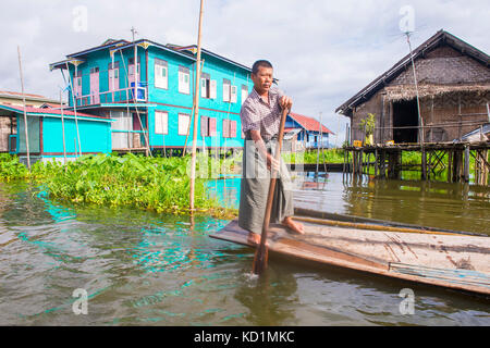 Intha Mann auf seinem Boot in Inle Lake Myanmar Stockfoto