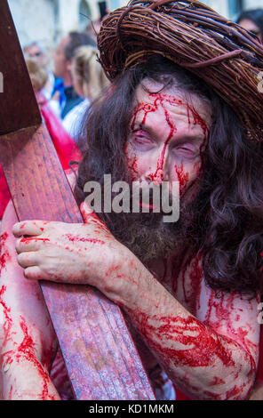 Christliche Pilger die crucifixtion Jesu entlang der Via Dolorosa in Jerusalem während Karfreitag erlassen Stockfoto