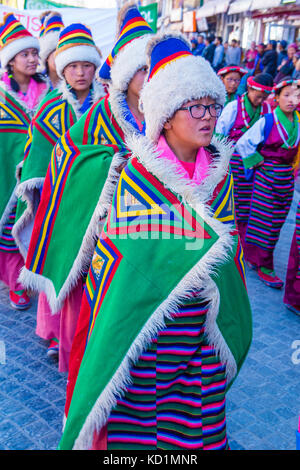 LEH, INDIEN - 20. SEPTEMBER 2017: Unbekannter Ladakhi Menschen mit traditionellen Kostümen in die Ladakh Festival in Leh Indien nimmt am September Stockfoto