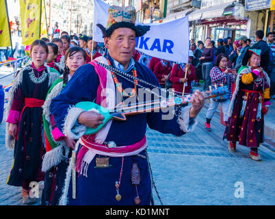 LEH, INDIEN - 20. SEPTEMBER 2017: Unbekannter Ladakhi Menschen mit traditionellen Kostümen in die Ladakh Festival in Leh Indien nimmt am September Stockfoto