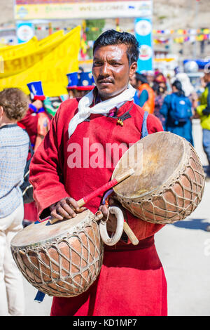 LEH, INDIEN - 20. SEPTEMBER 2017: Unbekannter Ladakhi Menschen mit traditionellen Kostümen in die Ladakh Festival in Leh Indien nimmt am September Stockfoto