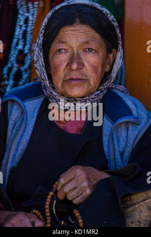 LEH, INDIEN - 20. SEPTEMBER 2017: Portraite der Ladakhischen Frau während des Ladakh Festivals in Leh Indien am 20. September 2017 Stockfoto