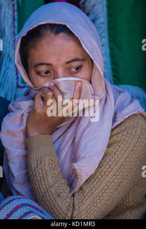 LEH, INDIEN - 20. SEPTEMBER 2017: Portraite der Ladakhischen Frau während des Ladakh Festivals in Leh Indien am 20. September 2017 Stockfoto