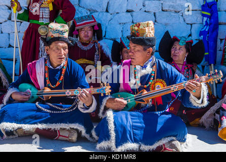 LEH, INDIEN - 20. SEPTEMBER 2017: Unbekannter Ladakhi Menschen mit traditionellen Kostümen in die Ladakh Festival in Leh Indien nimmt am September Stockfoto