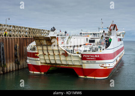 Die Caithness-Orkney-Fähre, der Katamaran 'MV Pentalina' von Pentland Ferries, in Gills Bay, Caithness, Schottland, Großbritannien Stockfoto