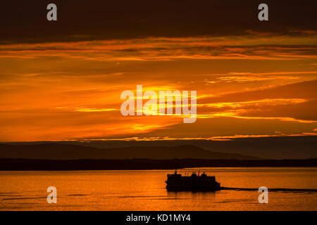 Die Northlink Fähre, die MV Hrossey, bei Sonnenuntergang, von Mull Head, Deerness, Orkney Mainland, Schottland, Großbritannien. Stockfoto