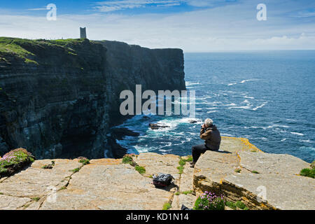 Das Kitchener Memorial (erbaut 1926) und die Klippen von Marwick Head, Orkney Mainland, Schottland, Großbritannien. Stockfoto