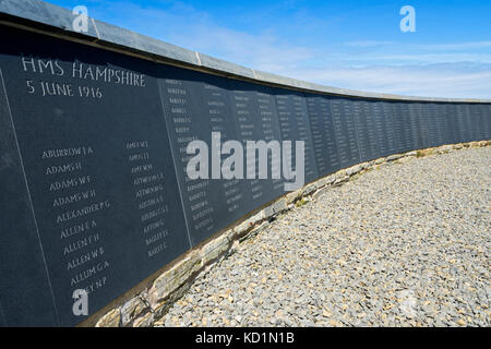 Die Mauer der Erinnerung (erbaut 2016) an der Kitchener Memorial auf Marwick Kopf, Orkney Mainland, Schottland, Großbritannien. Stockfoto