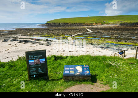 Hinweisschilder am Damm, der zur Gezeiteninsel Brough of Birsay, Orkney, Schottland, Großbritannien, führt. Stockfoto