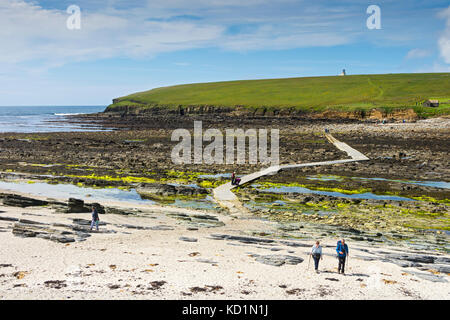 Der Damm, der zur Gezeiteninsel Brough of Birsay, Orkney, Schottland, Großbritannien, führt. Stockfoto