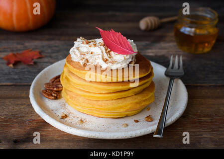 Kürbis Pfannkuchen mit Sahne stack serviert, Pekannuss und Zimt. Detailansicht, horizontal, getönten Bild Stockfoto