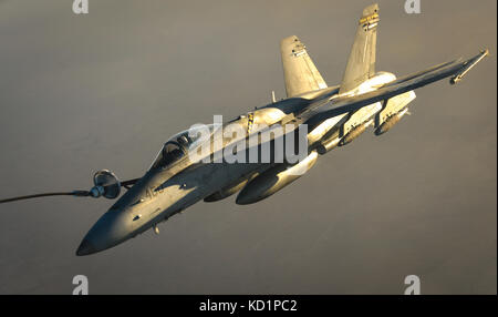 Ein U.S. Navy F/A-18E Super Hornet fährt nach Erhalt Kraftstoff aus einem 340 Expeditionary Air Refuelling Squadron KC-135 Stratotanker Stockfoto