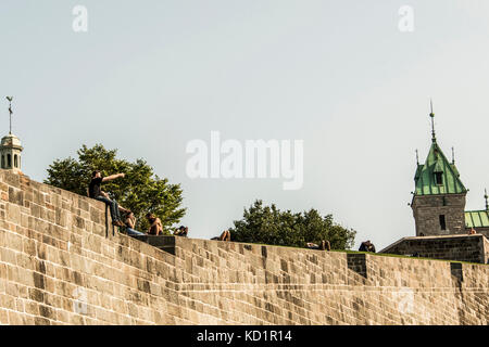 Quebec City, Kanada - 29. Mai 2017: Saint John's Gate Festung Eingang zur Altstadt Straße mit Menschen sitzen auf der Oberseite Stockfoto