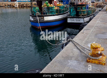 Fischtrawler mit Flusskrebsen Pads in den Hafen von Hout Bay, Kapstadt, Südafrika. Stockfoto